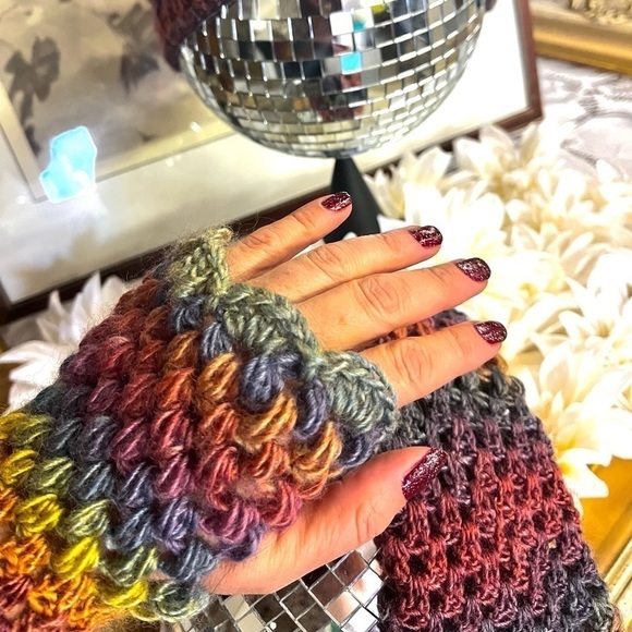 𝅺CROCHETED EAR WARMER AND FINGERLESS GLOVES SET - Picture 4 of 6